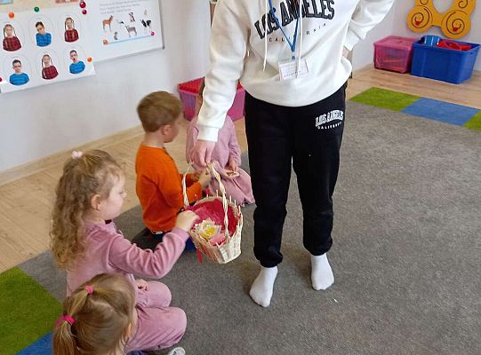 Dzieci wykonują zadania