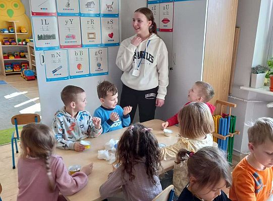 Dzieci wykonują zadania