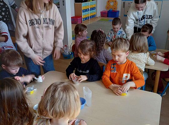 Dzieci wykonują zadania