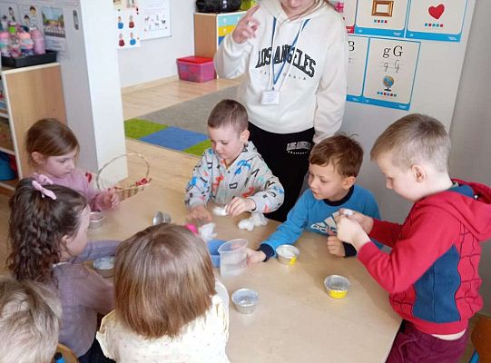 Dzieci wykonują zadania