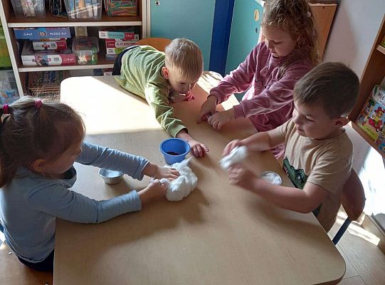 Dzieci wykonują zadania