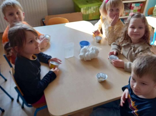 Dzieci wykonują zadania