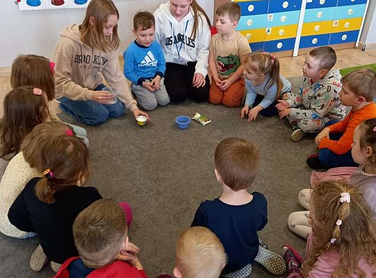 Dzieci wykonują zadania