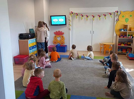 Dzieci oglądają film