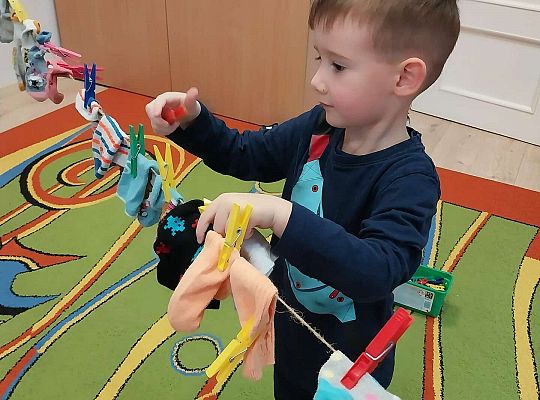 Chłopiec wiesza skarpetki