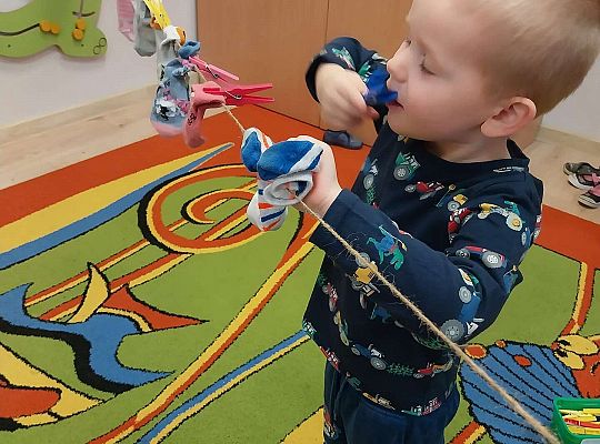 Chłopiec wiesza skarpetki