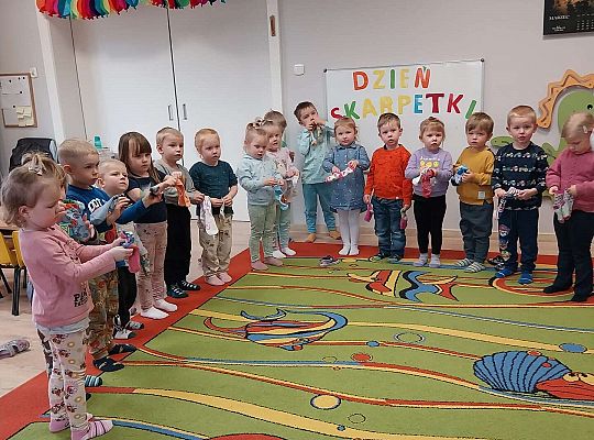 Grupa dzieci z skarpetkami