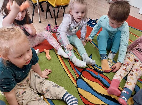 Dzieci ubierają skarpetki