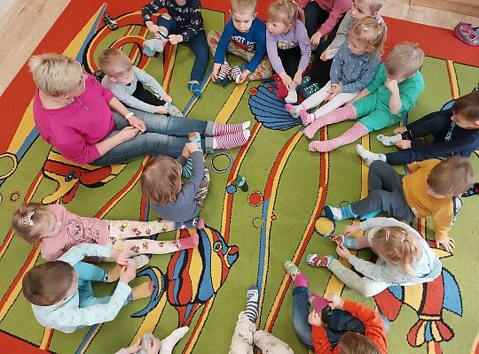 Dzieci ubierają skarpetki