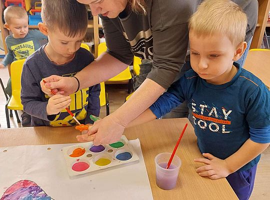 Dzieci robią plakat