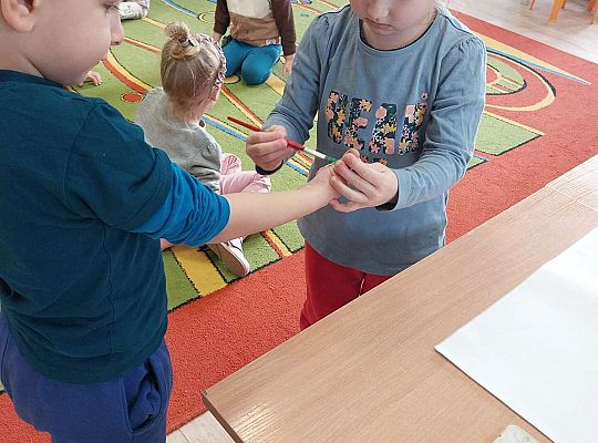 Dzieci robią plakat