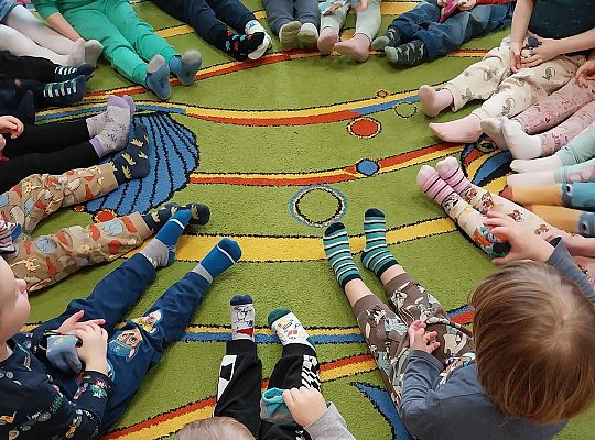 Dzieci ubierają skarpetki