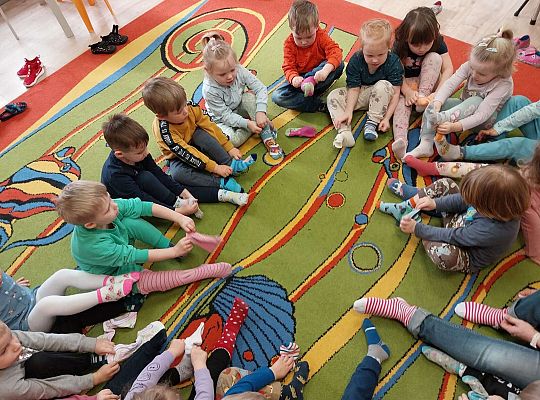 Dzieci ubierają skarpetki