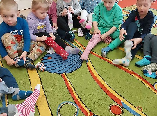 Dzieci ubierają skarpetki