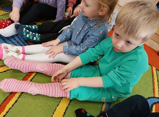 Dzieci ubierają skarpetki