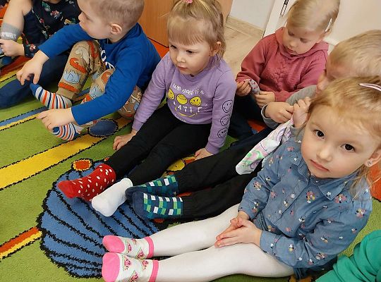 Dzieci ubierają skarpetki