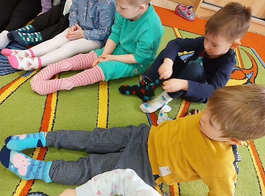 Dzieci ubierają skarpetki