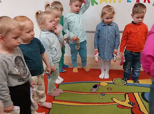 Dzieci ze skarpetkami