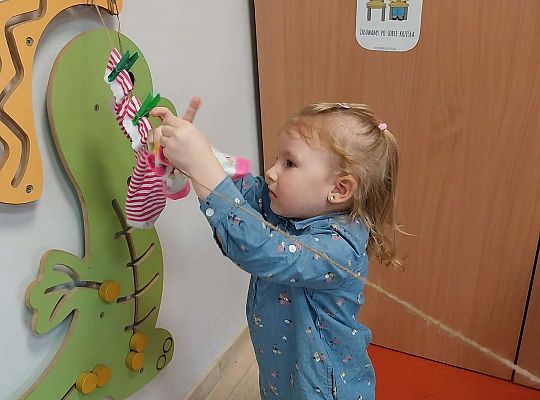 Dziewczynka wiesza skarpetki