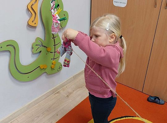 Dziewczynka wiesza skarpetki