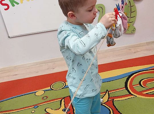 Chłopiec wiesza skarpetki