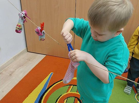 Chłopiec wiesza skarpetki