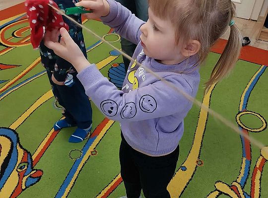 Dzieci wieszają skarpetki