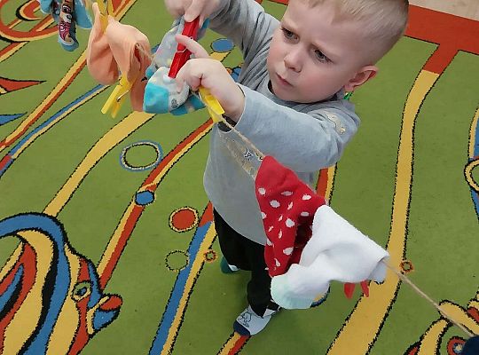 Chłopiec wiesza skarpetki