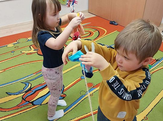 Dzieci wieszają skarpetki