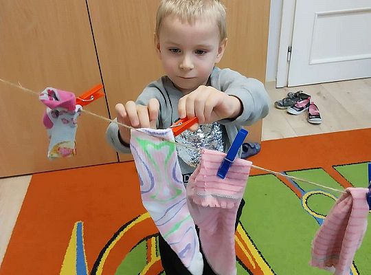 Chłopiec wiesza skarpetki