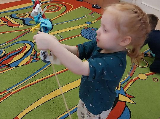 Dziewczynka wiesza skarpetki