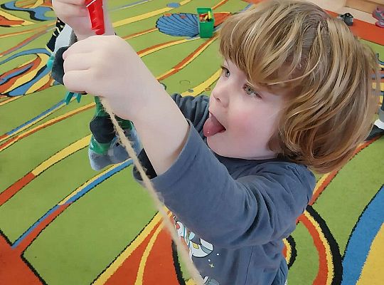 Chłopiec wiesza skarpetki