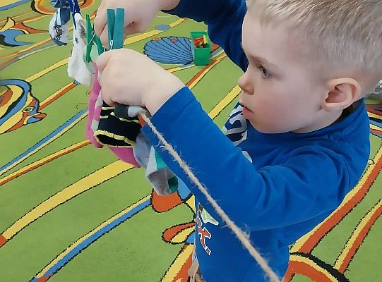 Chłopiec wiesza skarpetki