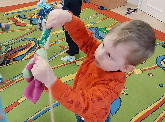 Chłopiec wiesza skarpetki