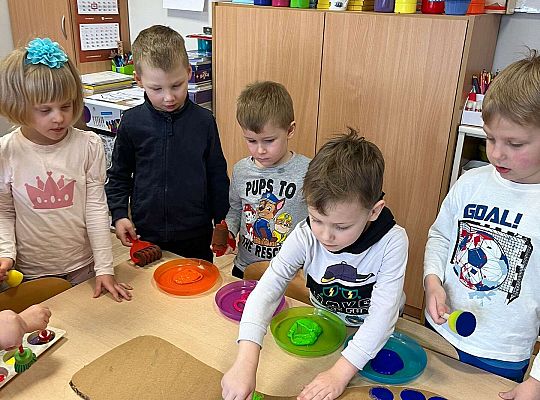 Dzieci ozdabiają skarpetkę