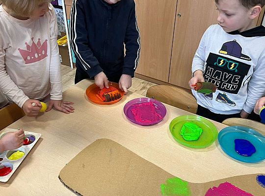 Dzieci ozdabiają skarpetkę