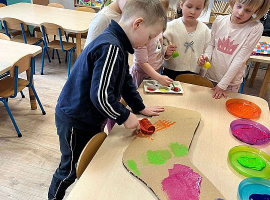 Dzieci ozdabiają skarpetkę