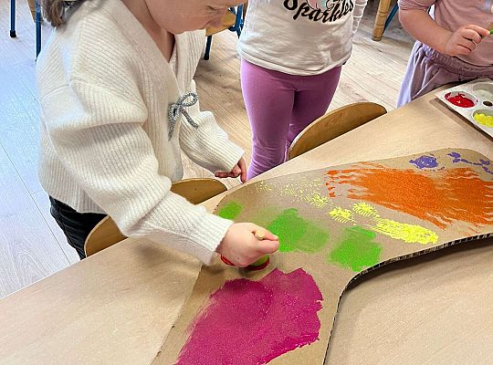 Dzieci ozdabiają skarpetkę