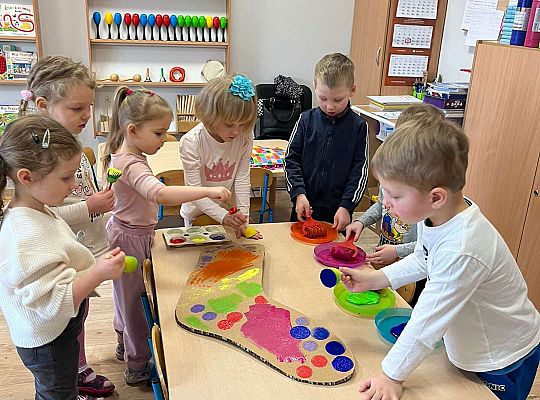 Dzieci ozdabiają skarpetkę