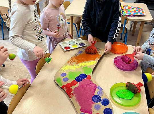 Dzieci ozdabiają skarpetkę