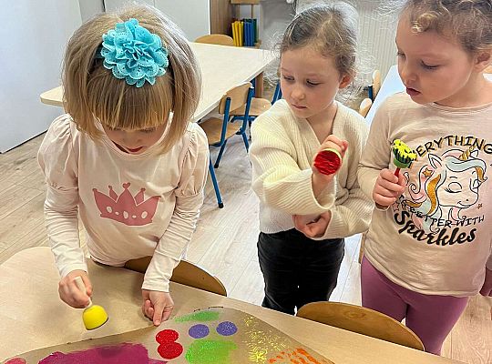 Dzieci ozdabiają skarpetkę