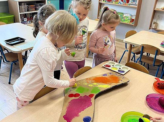 Dzieci ozdabiają skarpetkę