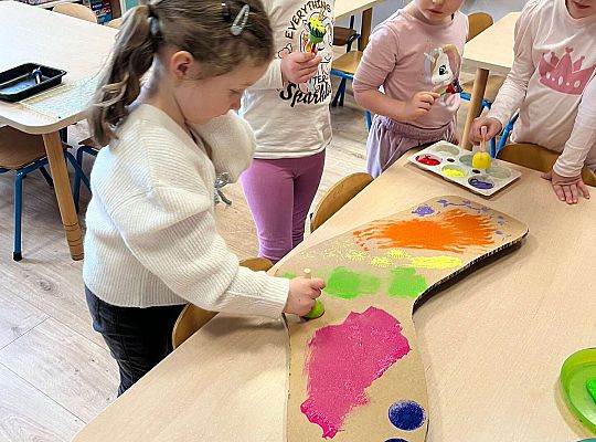 Dzieci ozdabiają skarpetkę