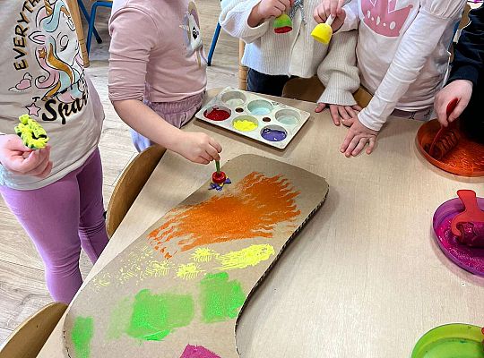 Dzieci ozdabiają skarpetkę