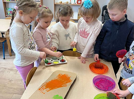 Dzieci ozdabiają skarpetkę