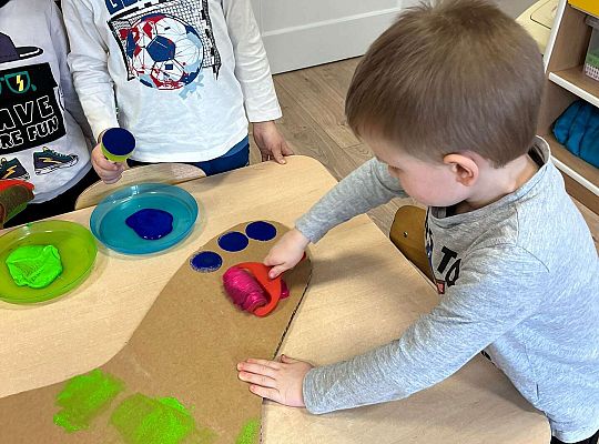 Dzieci ozdabiają skarpetkę