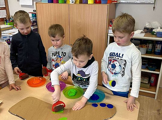 Dzieci ozdabiają skarpetkę