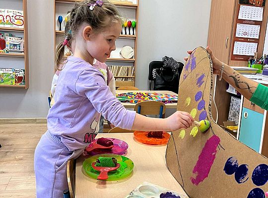 Dzieci ozdabiają skarpetkę