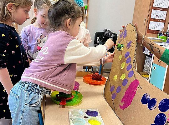 Dzieci ozdabiają skarpetkę