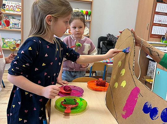 Dzieci ozdabiają skarpetkę